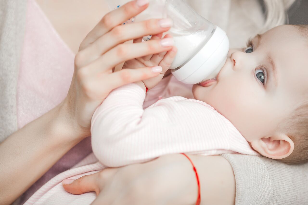4 Aylık Bebek Kaç CC Mama İçer?